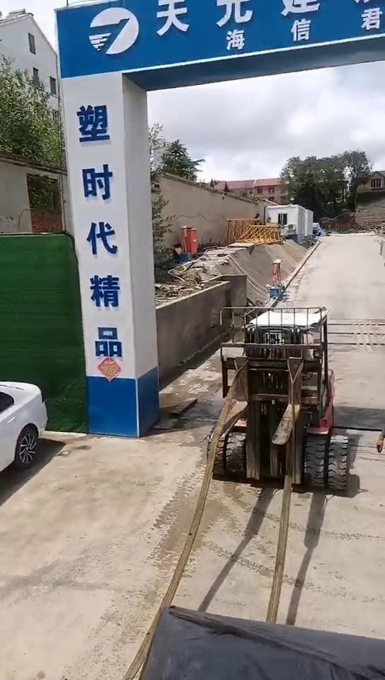 理石叉車搬運(yùn)，叉車狹窄空間專業(yè)倒理石的后續(xù)操作